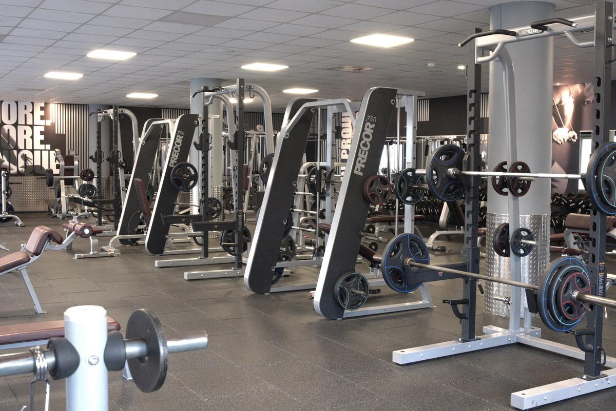 Multipresse und Racks mit Hantelscheiben im Freihantelbereich des F4U Wiesbaden