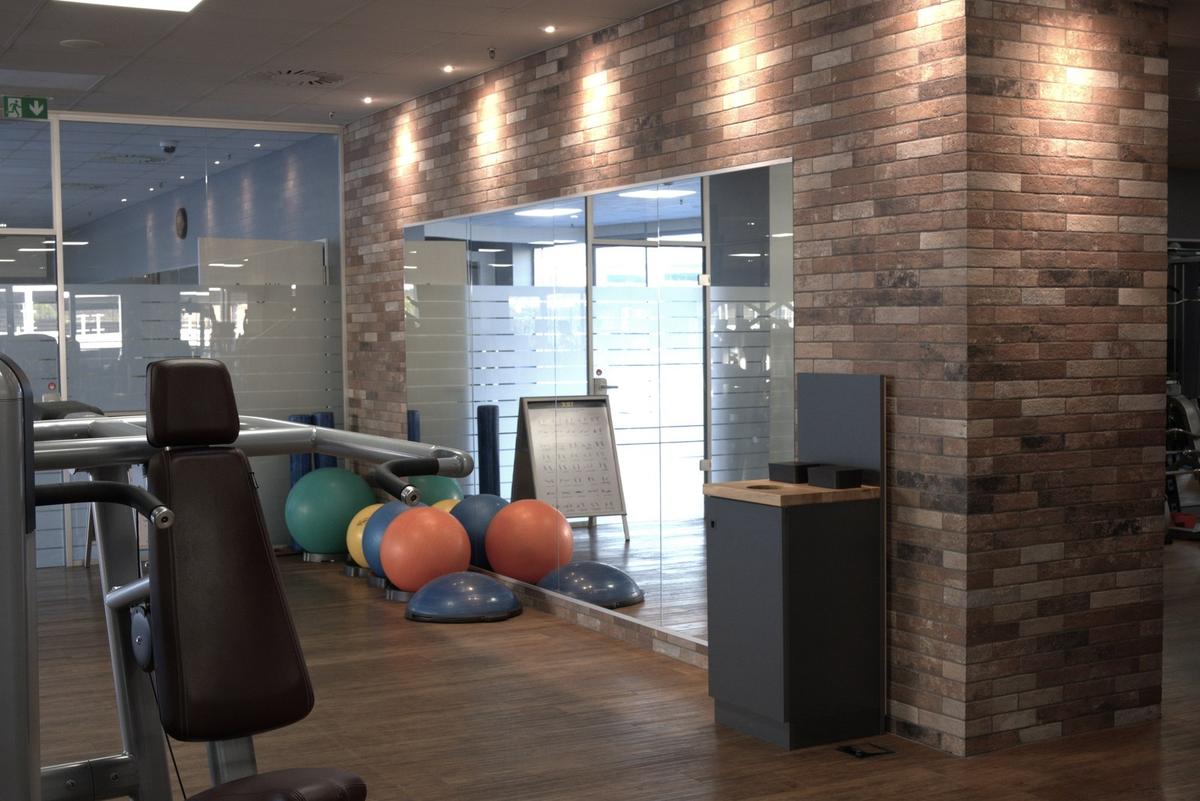 Gymnastikbälle und Balance-Geräte im Funktionsbereich des F4U Wiesbaden vor der Backsteinwand