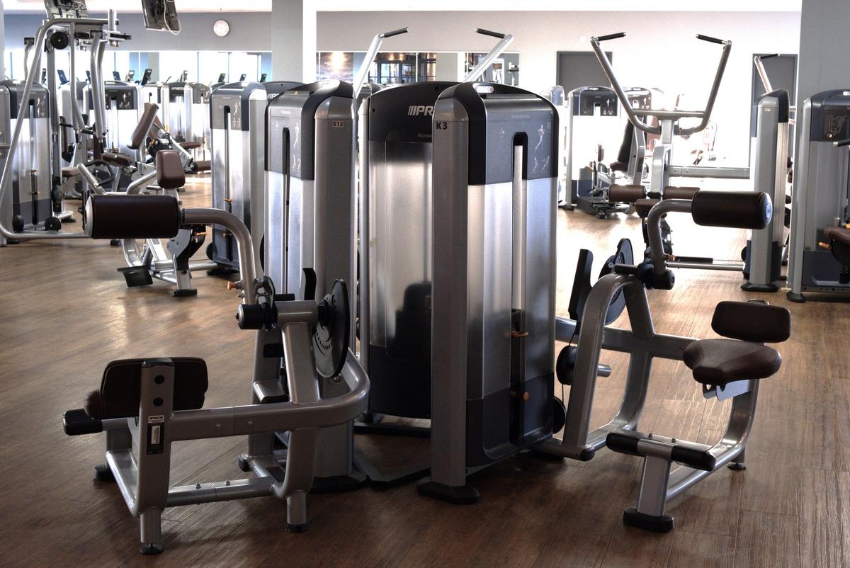 Geführte Rücken- und Bauchmuskelgeräte in Nahaufnahme auf der Trainingsfläche im F4U Wiesbaden