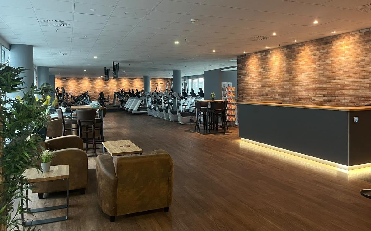 Lounge mit Sesseln und Empfangstresen im F4U Wiesbaden
