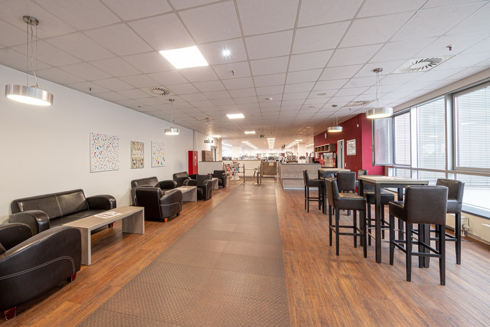 Lounge mit Sitzbereich und Getränkebar im F4U Wiesbaden