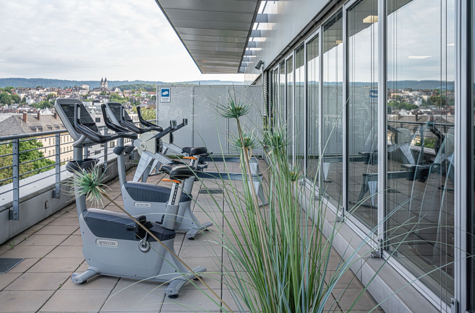 Ergometer und Rudergerät auf der Panoramaterrasse des F4U Wiesbaden mit Blick über die Stadt
