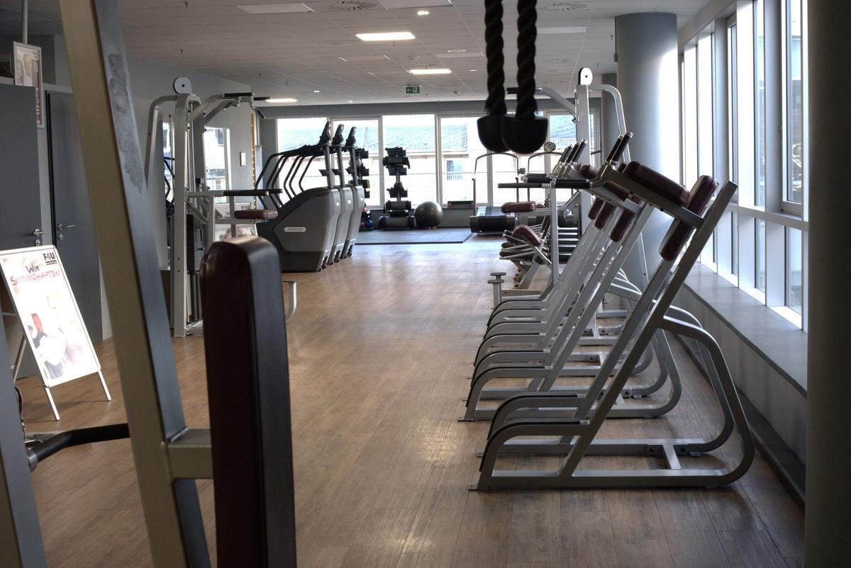 Kraftgeräte-Reihe schräg zur Fensterfront mit Battle Ropes auf der Trainingsfläche im F4U Wiesbaden