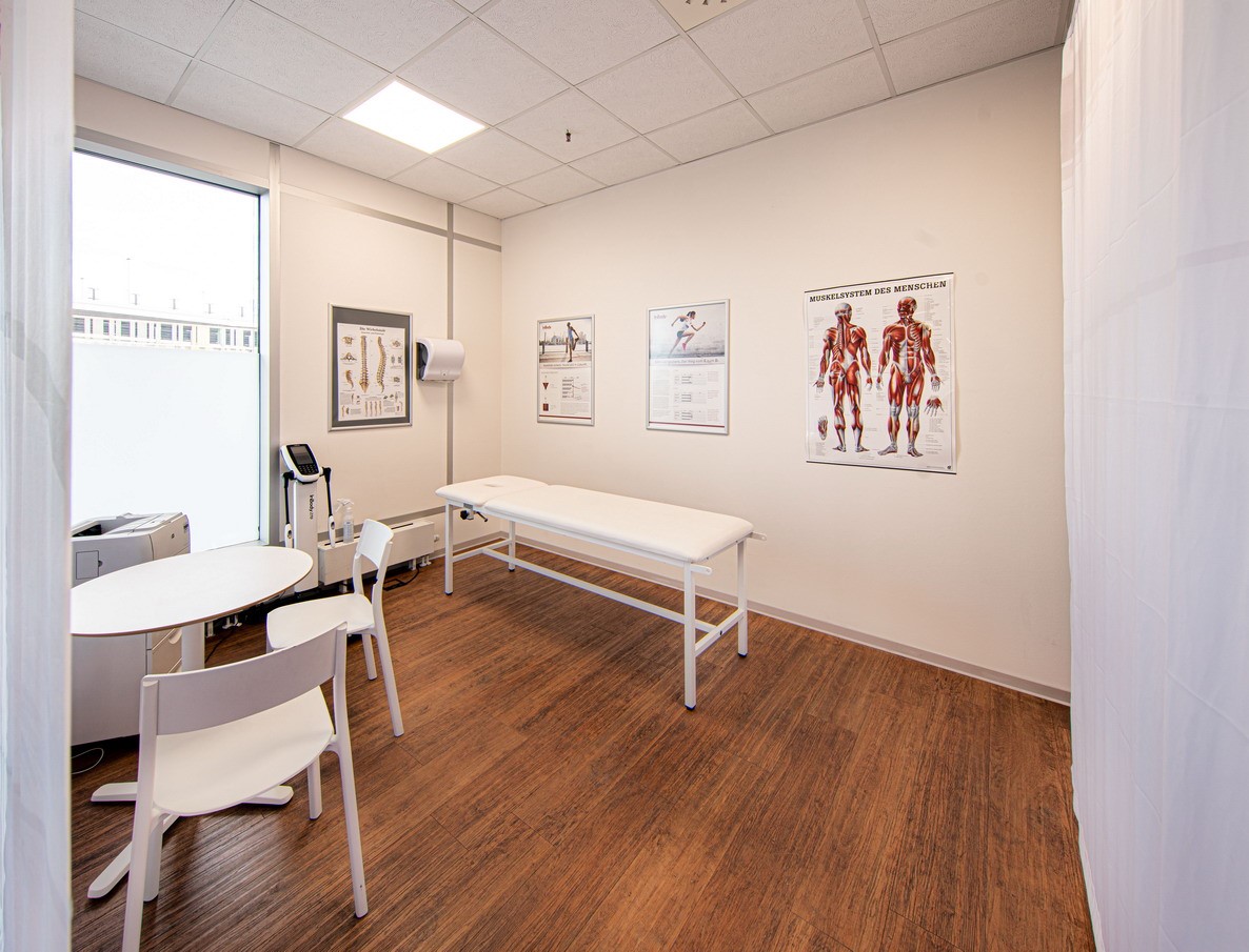 InBody-270-Analysegerät mit Handgriffen und Display im Raum für die Körperanalyse im F4U Wiesbaden, daneben Liege, Tisch und anatomische Poster